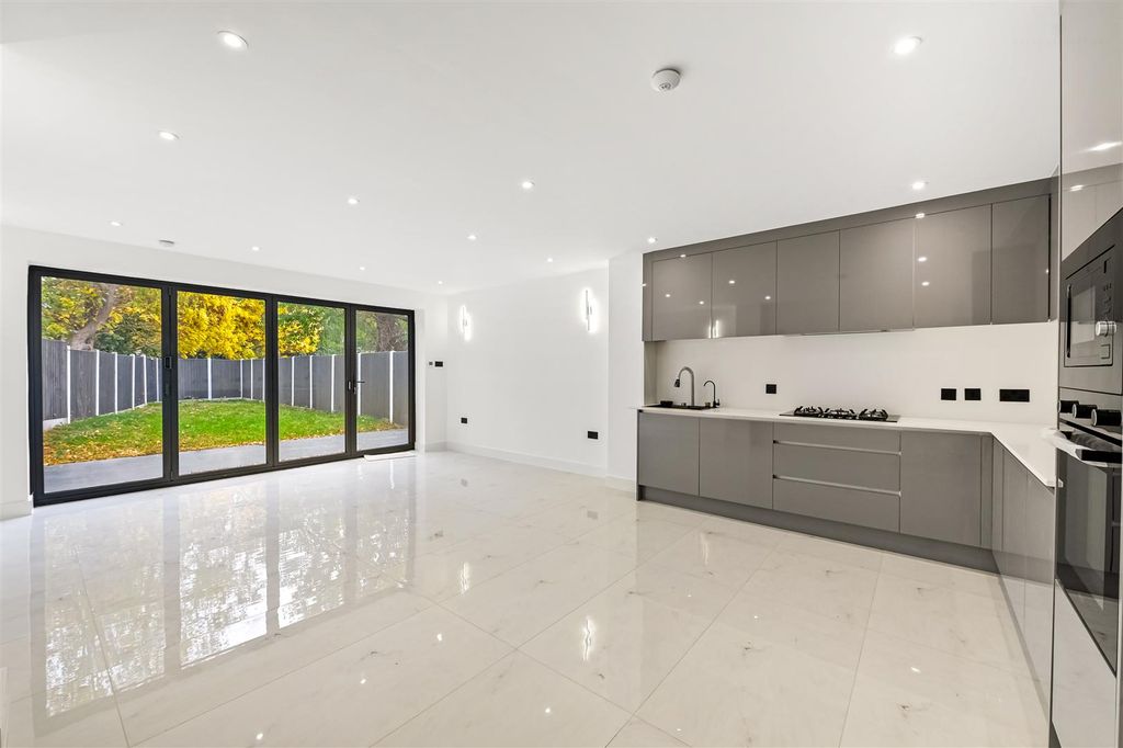 Property photo 2 of 22