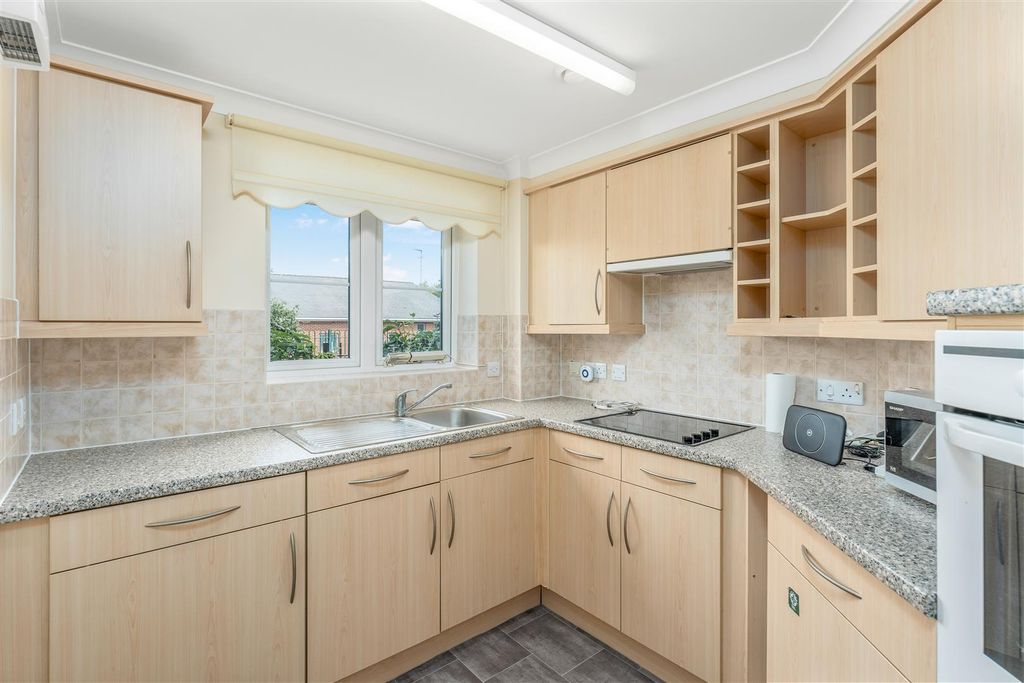 Property photo 3 of 15 7 Foxhall Court, Banbury-6.Jpg
