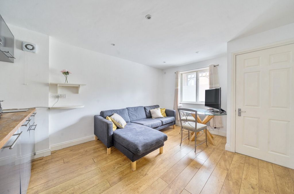 Property photo 2 of 7 Picture No. 15