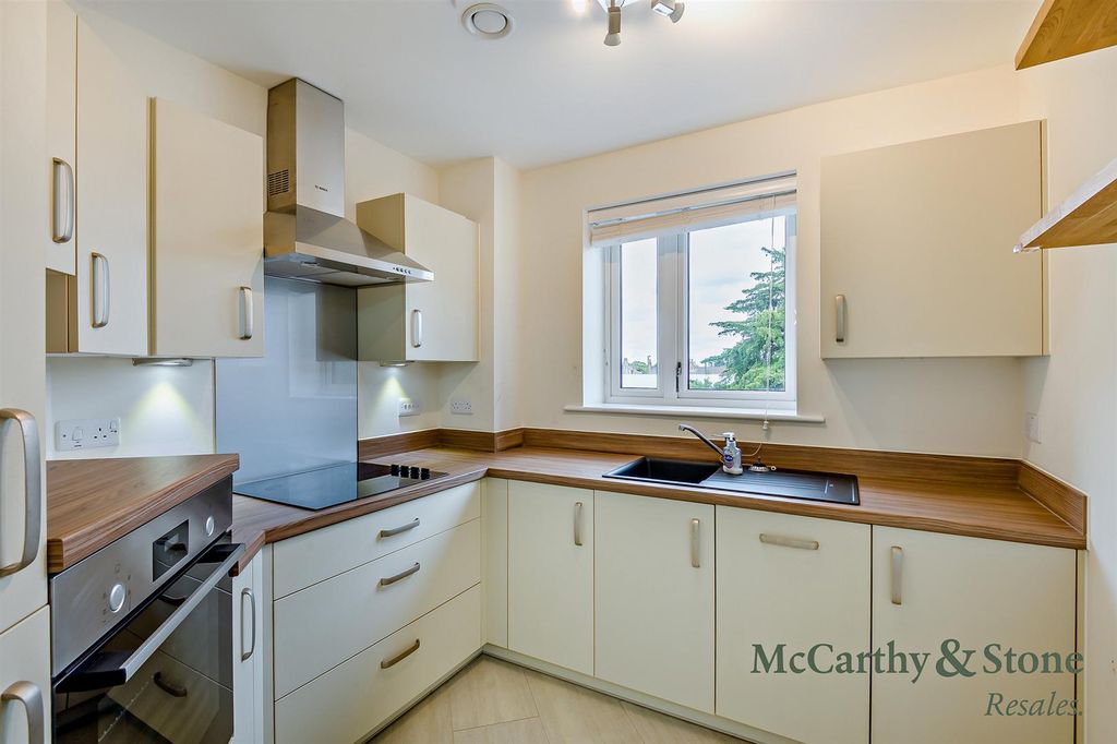 Property photo 3 of 17 8702975-Interior10-800.Jpg