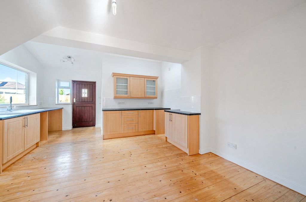 Property photo 3 of 14 Picture No. 12