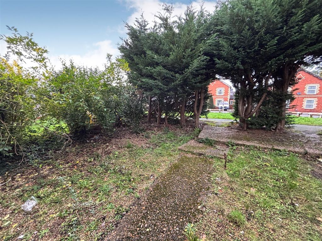 Property photo 2 of 11 Front Garden