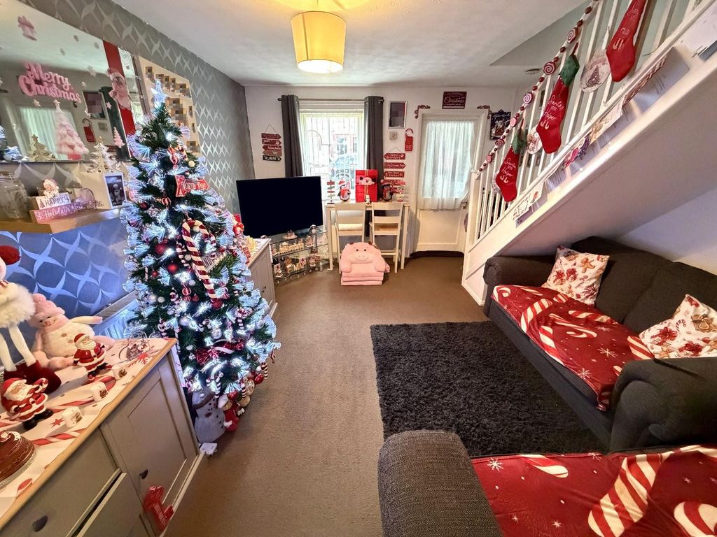 Property photo 2 of 11 Lounge