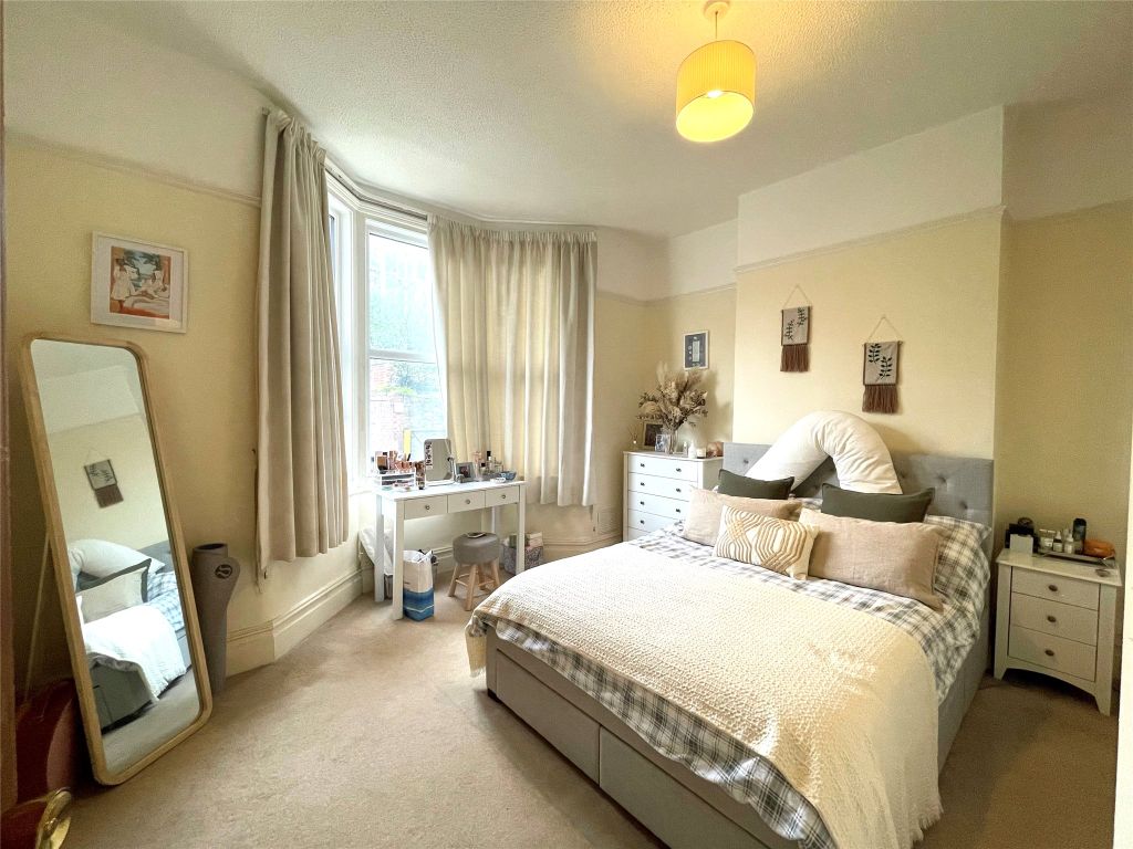 Property photo 2 of 6 Bedroom