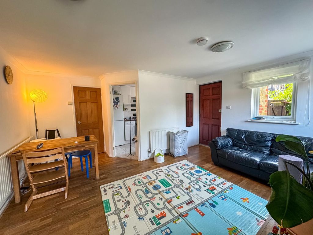 Property photo 1 of 16 2 Bedroom Semi-Detached House, E14