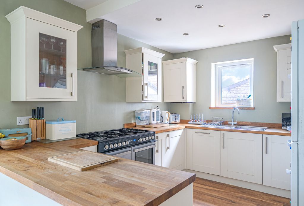 Property photo 2 of 23 1389477-11-696E01...