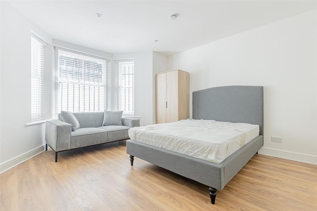 Property photo 2 of 9 Lexham Gardens (4).Jpg