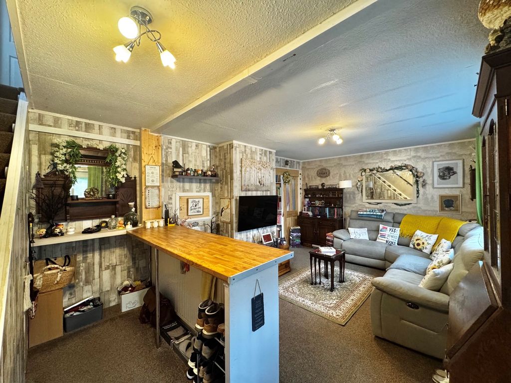 Property photo 3 of 14 Lounge