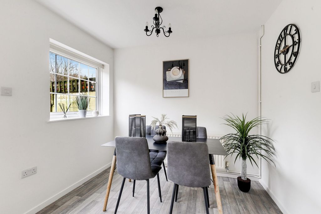 Property photo 3 of 21 Dining Area