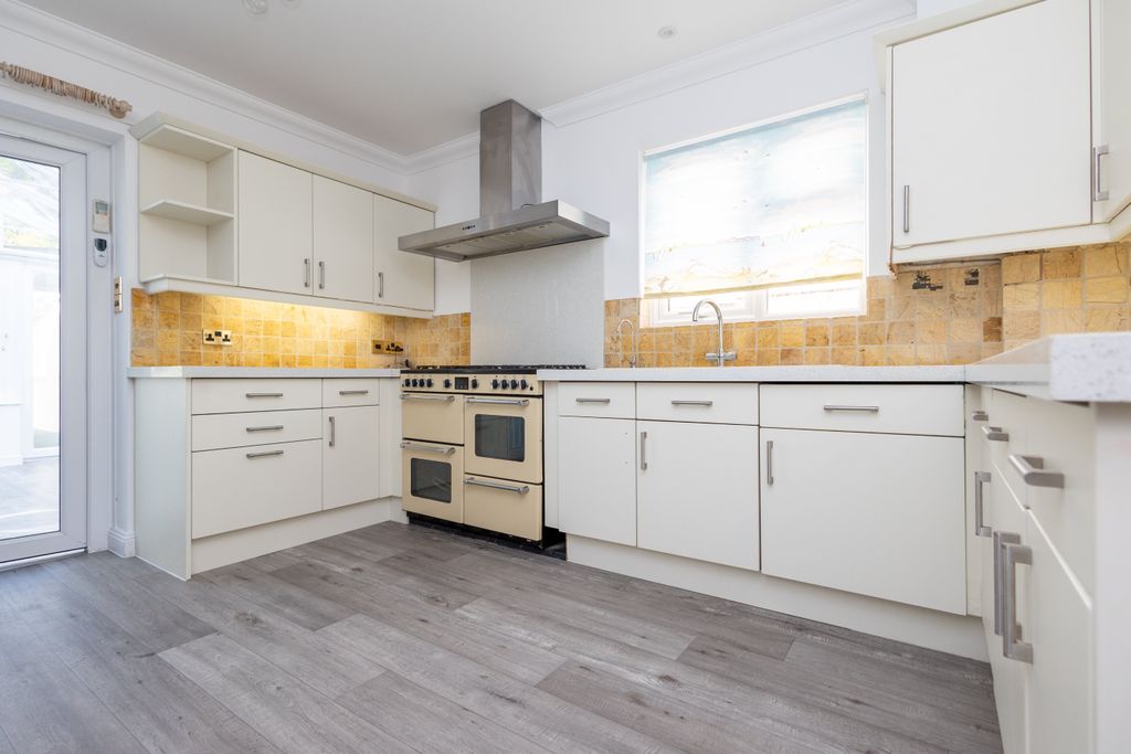 Property photo 3 of 20 R6M_4125