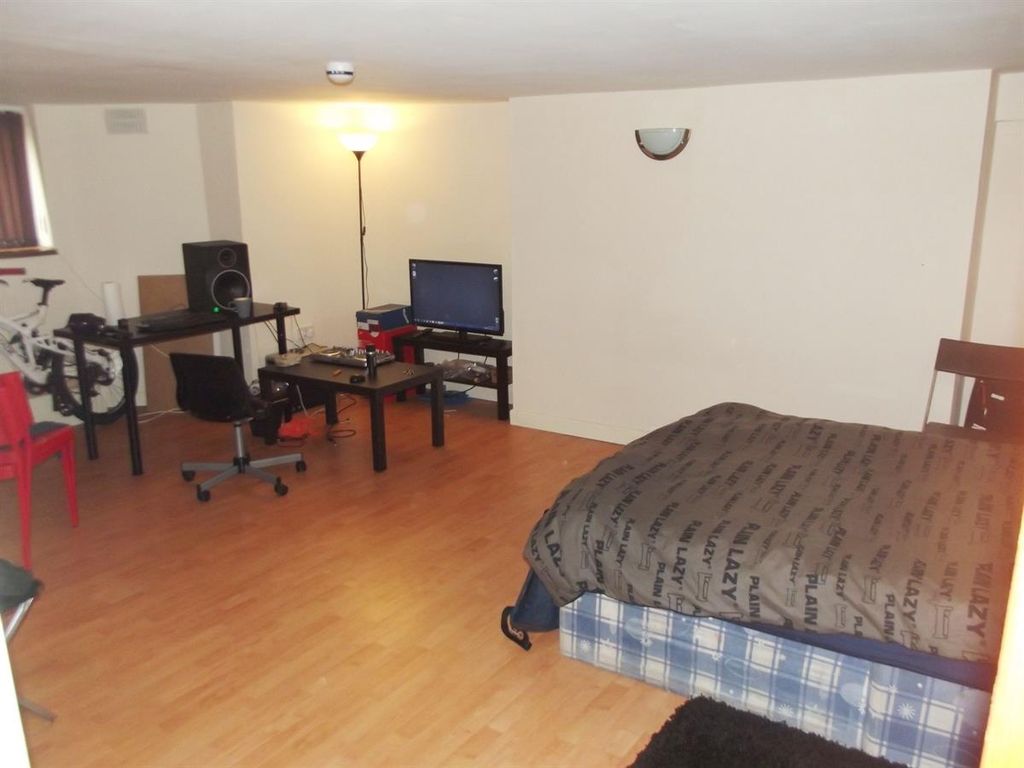 Property photo 2 of 12 A Spacious Bedroom With A Double Bed, Ample Space ...