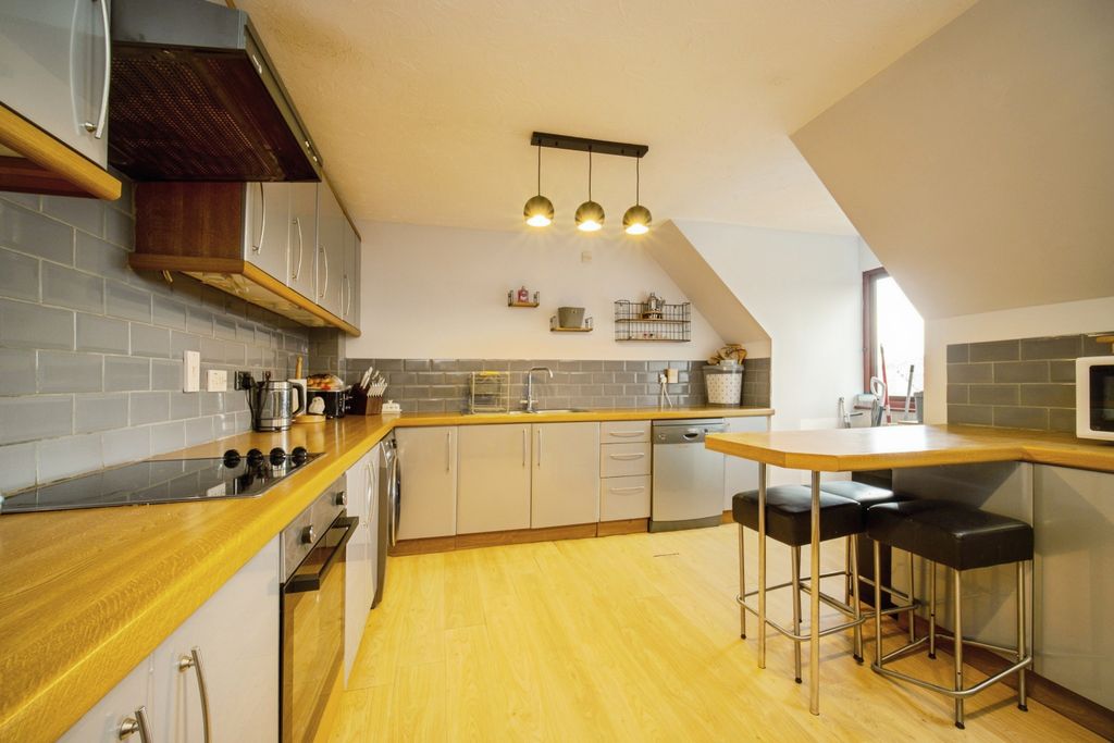 Additional image 6 of 3 bed flat for saleQueens Road, Farnborough GU14