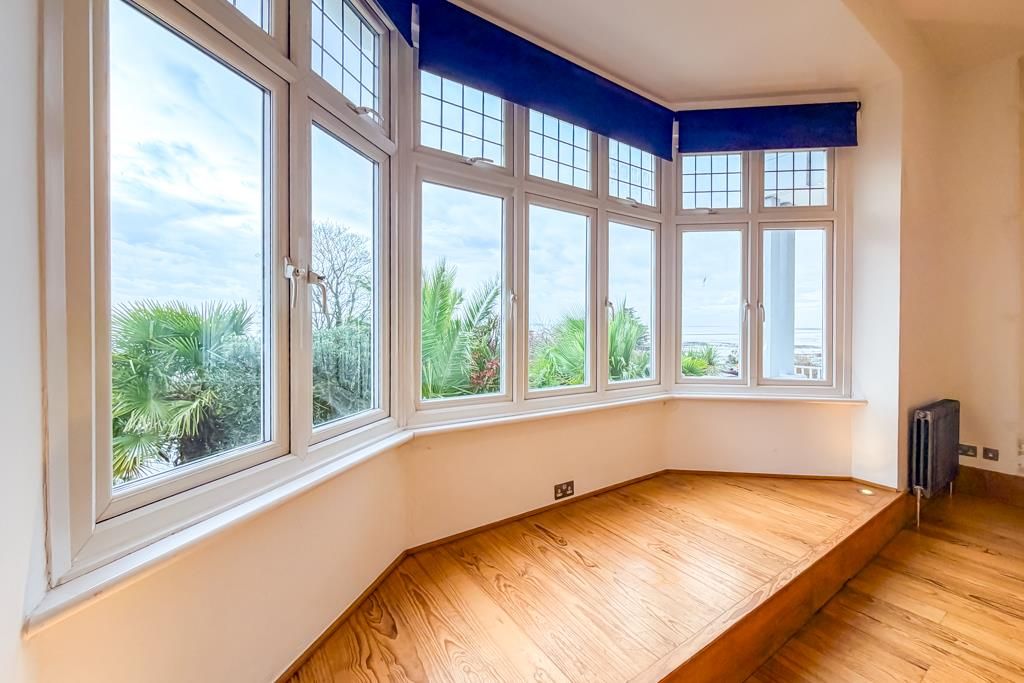 Property photo 3 of 23 Lounge