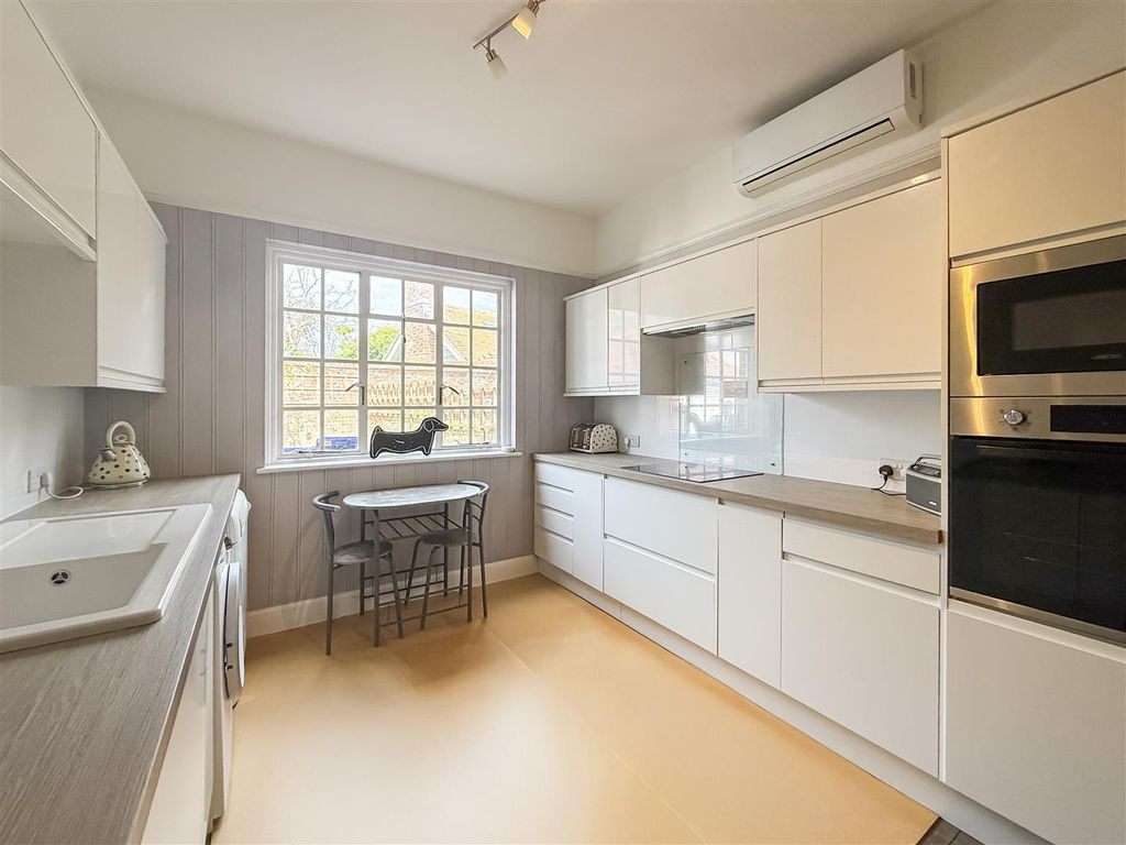 Property photo 2 of 10 Kitchen