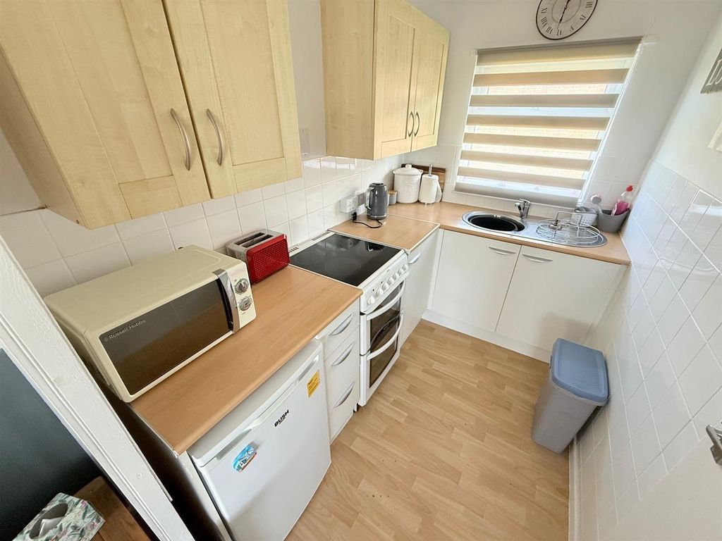 Property photo 3 of 8 Kitchen