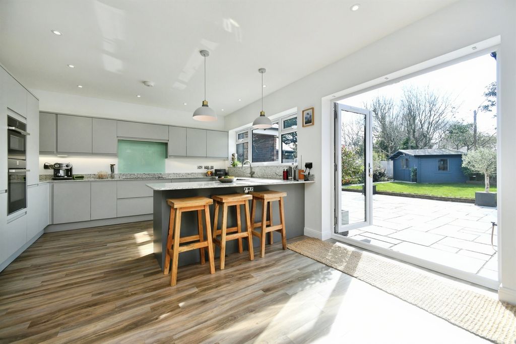 Property photo 2 of 34