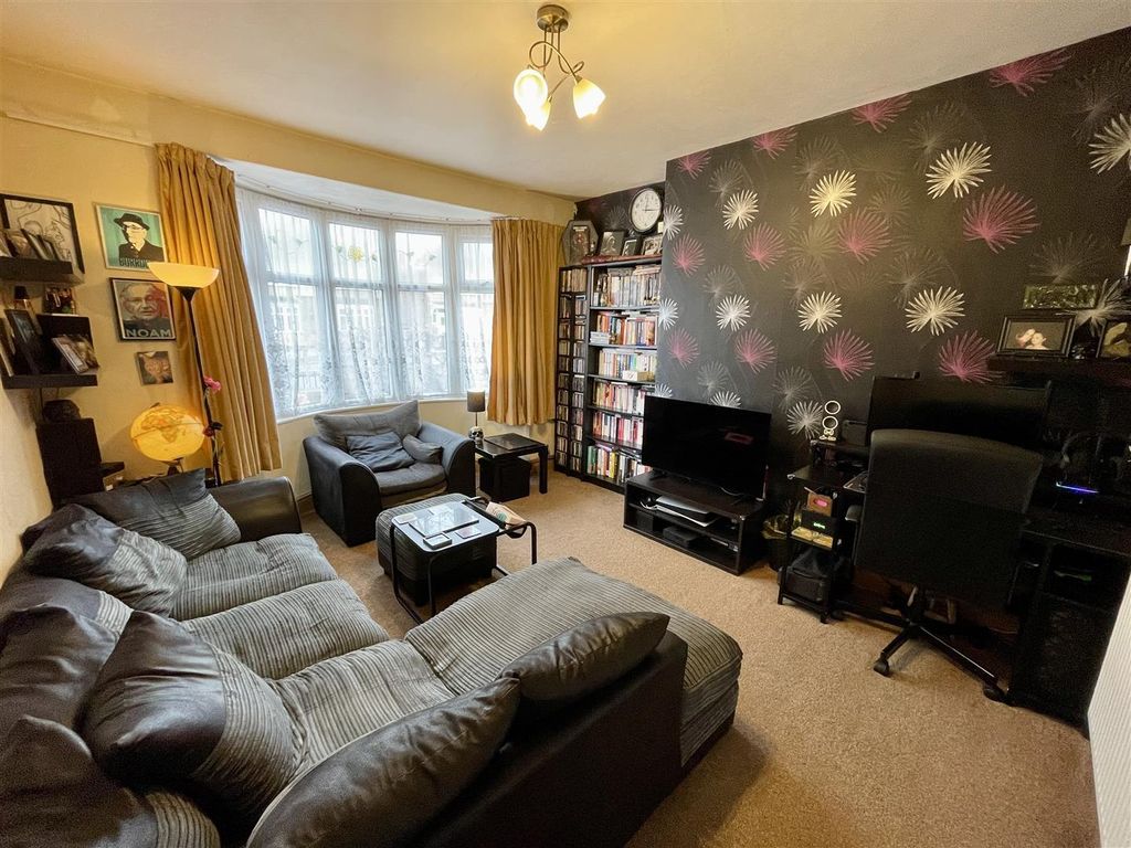 Property photo 3 of 14 Lounge