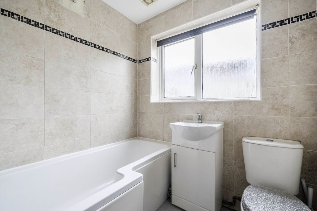 Property photo 3 of 19 Bathroom