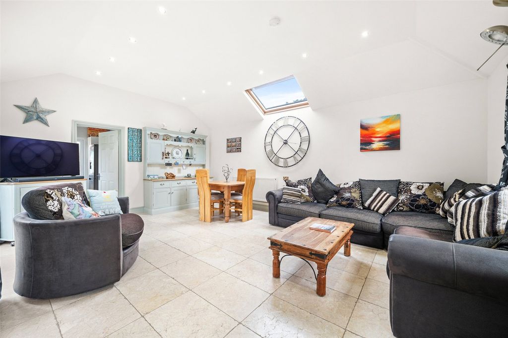 Property photo 3 of 22 Picture No. 18