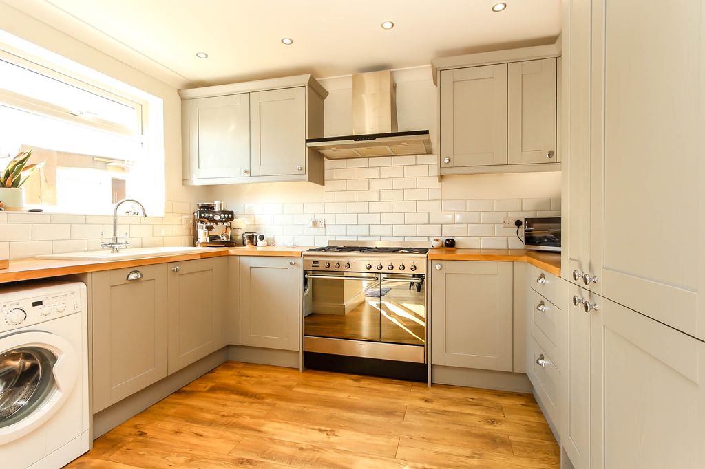 Property photo 3 of 10 Kitchen