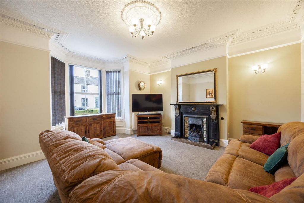 Property photo 3 of 27 Lounge