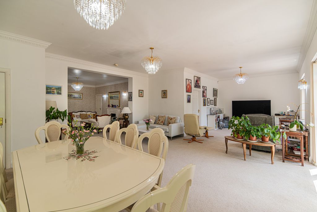 Property photo 2 of 12 Lounge
