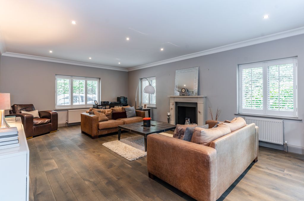 Property photo 2 of 14 The Canon Vale, Stoke Common Road, Fulmer, Buckinghamshire, Sl3 6Ha