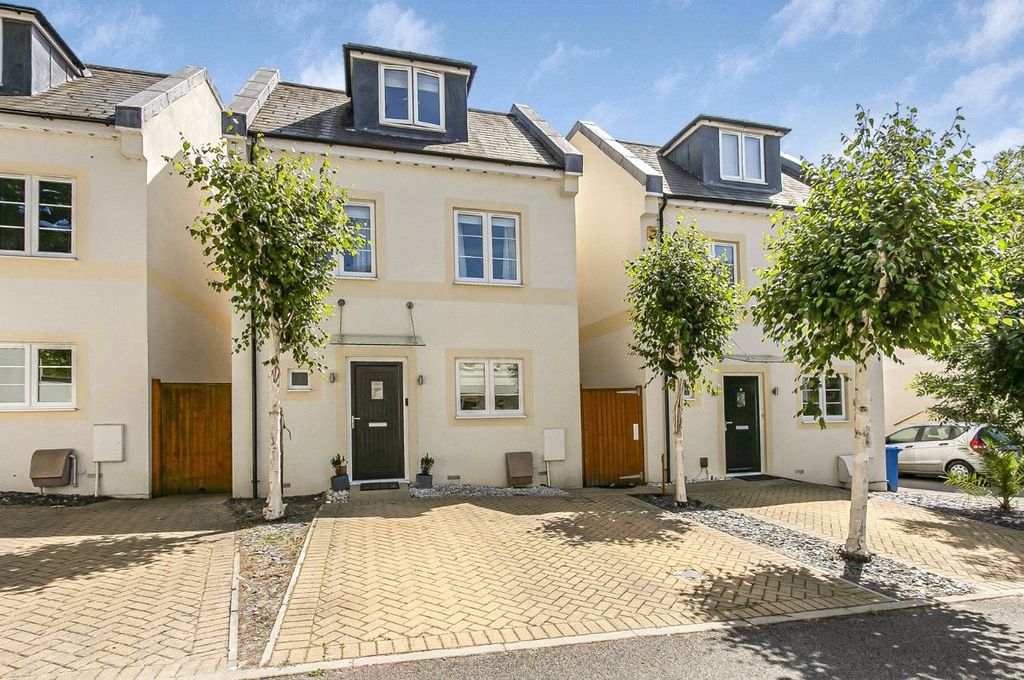 Property photo 1 of 18 Park Close