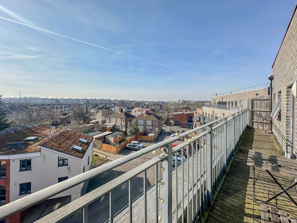 Property photo 1 of 11 Balcony