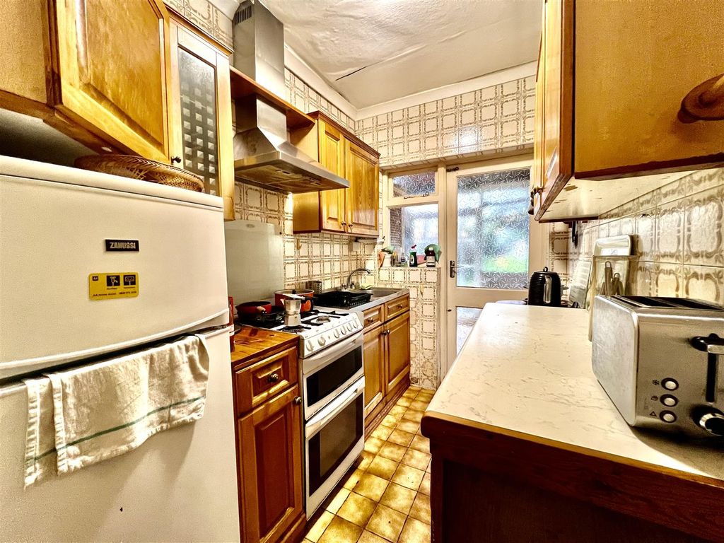 Property photo 3 of 12 Kitchen