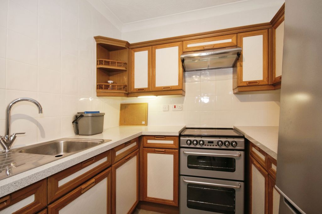 Property photo 3 of 10 Kitchen