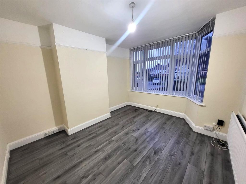 Property photo 3 of 19 Lounge 2