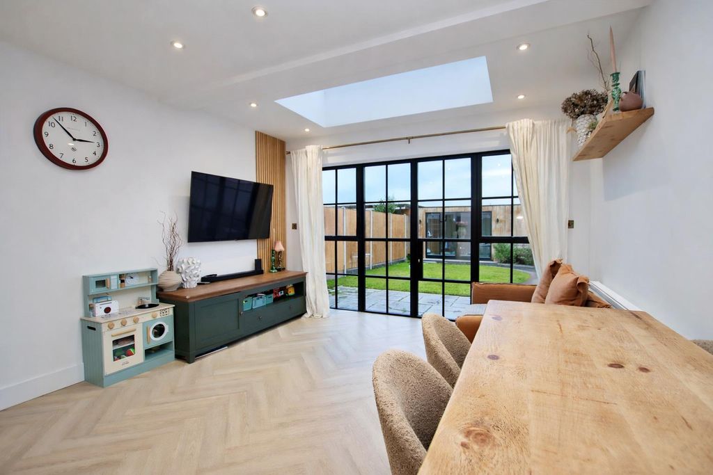 Property photo 2 of 14 F0304A09-3d41-41F5-9A84-5A35E6Fb0906.Png