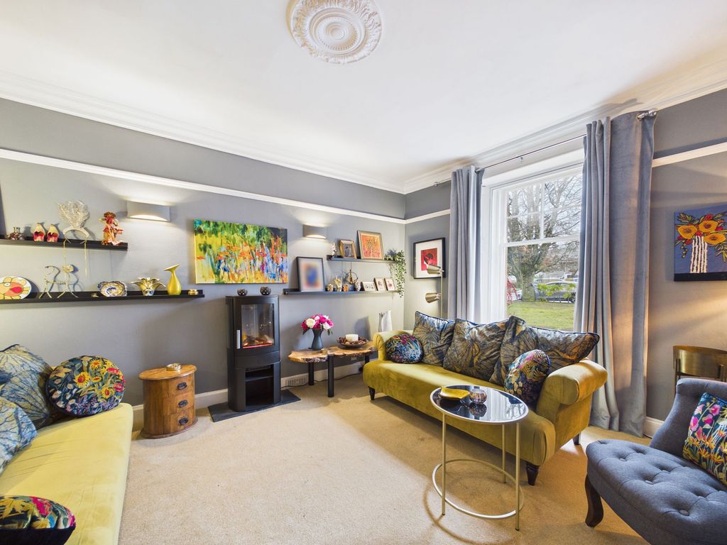 Property photo 2 of 17 Lounge