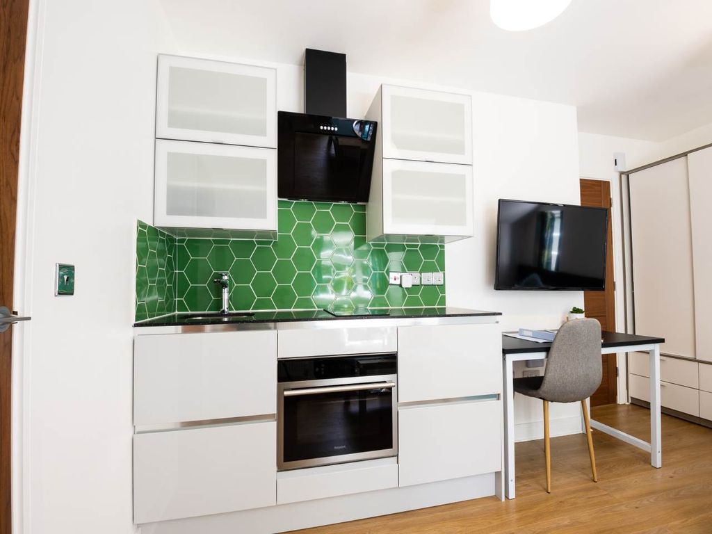 Property photo 3 of 7 Apt_5_1_Woodlandway_Studio_Apt (8 Of 9)