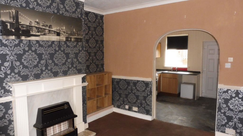 Property photo 3 of 18 Lounge