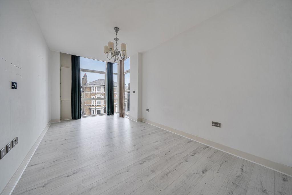 Property photo 2 of 20 Bedroom