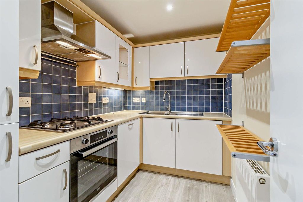 Property photo 3 of 12 8514266-Interior03-800.Jpg