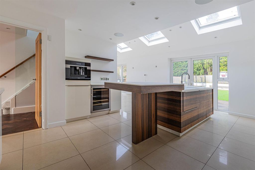 Property photo 2 of 39 Bronwydd Close 6-12.Jpg