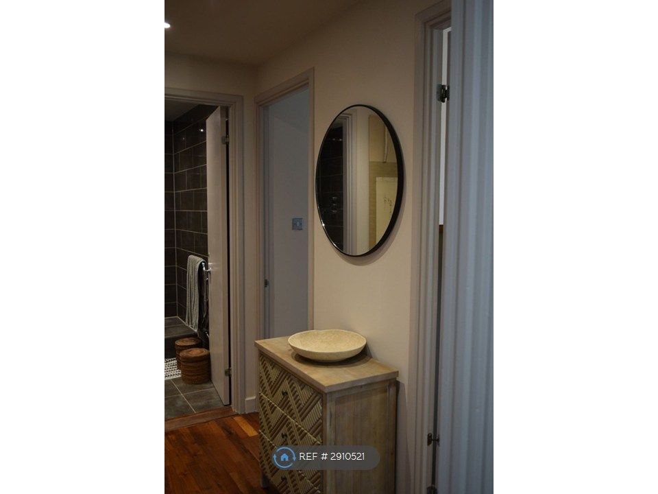 Property photo 3 of 11 Entrance Hallway