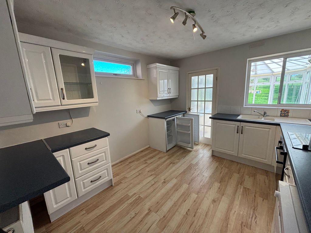 Property photo 3 of 21 Kitchen