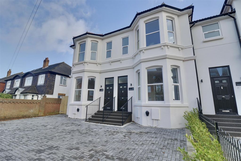 Property photo 2 of 13 A03B65A7-79Cb-4Fcd-9B4C-792C8060F26F_1_201_A.Jpeg