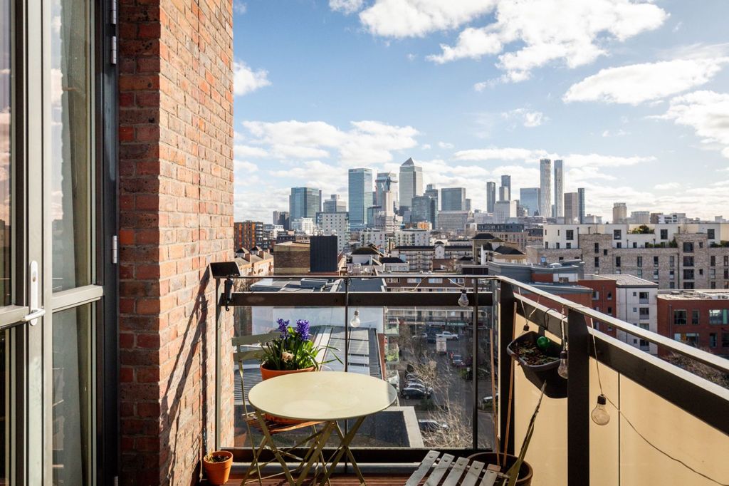 Property photo 3 of 10 Maypole Court E3