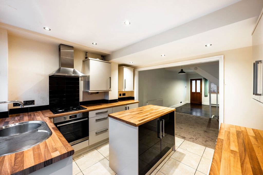 Property photo 2 of 23