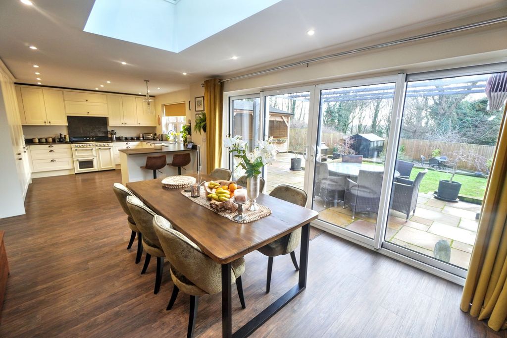 Property photo 2 of 28