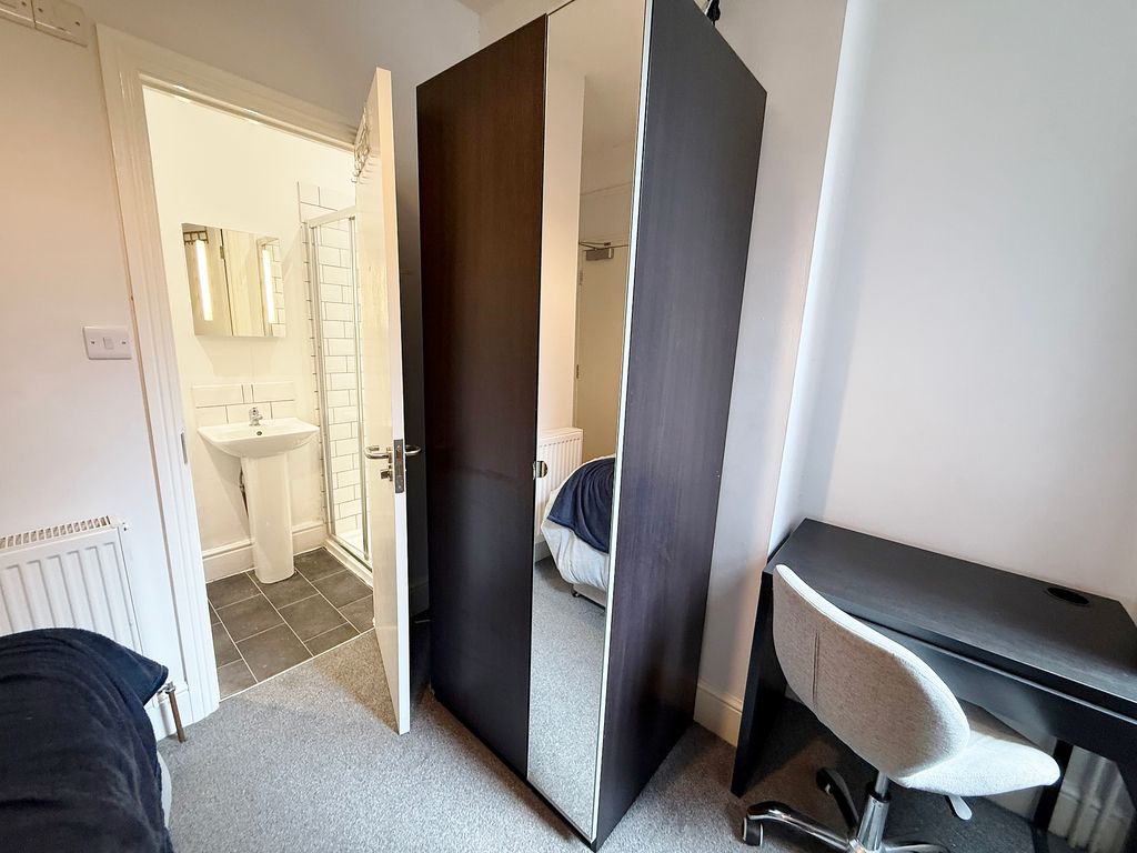 Property photo 3 of 13 Room 2