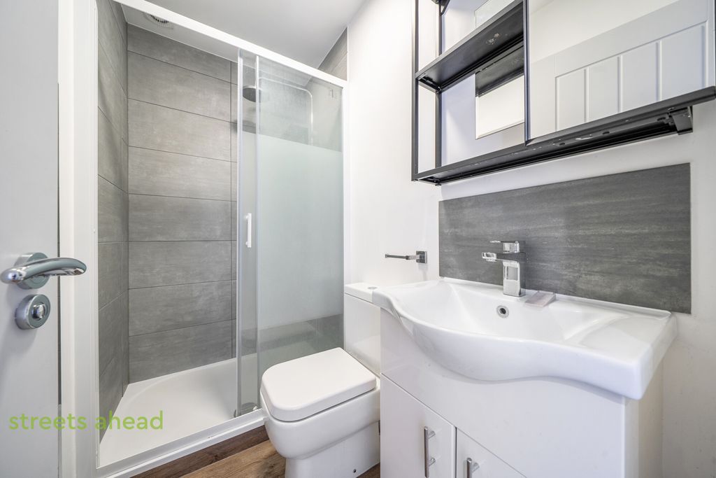 Property photo 3 of 11 F3Bc18Ea-04E1-457...