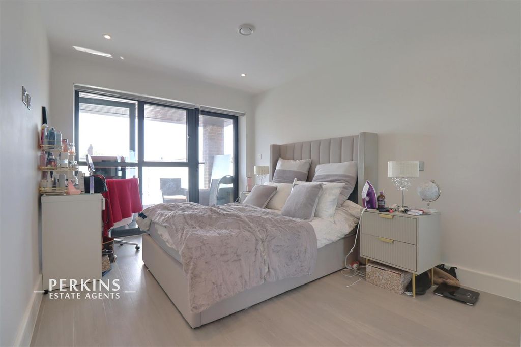Property photo 3 of 6 Bed 1.Jpg