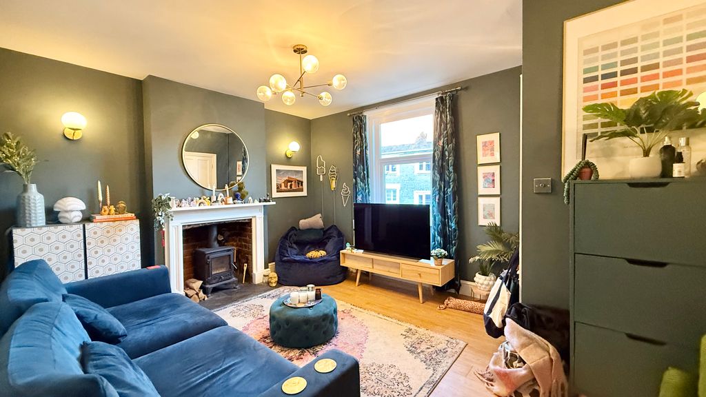 Property photo 3 of 12 Lounge