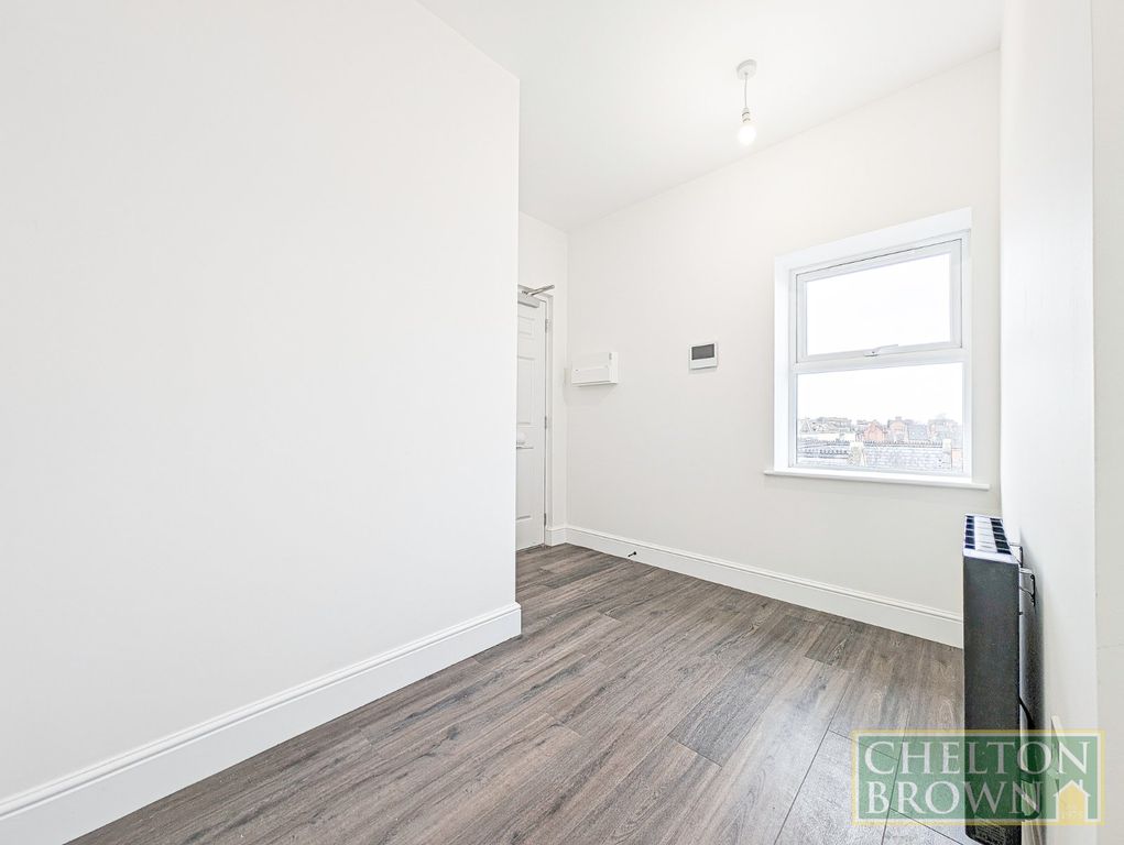 Property photo 3 of 27 Entrance Hall